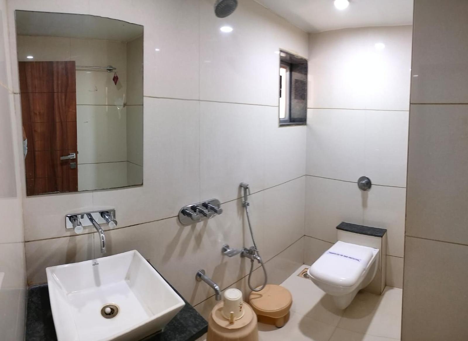 Hotel Zenith スーラト エクステリア 写真