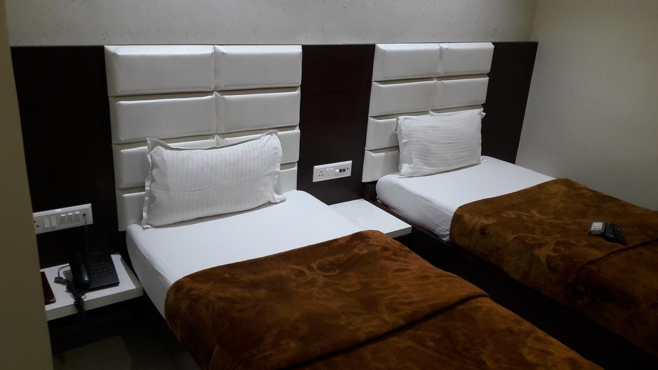 Hotel Zenith スーラト エクステリア 写真