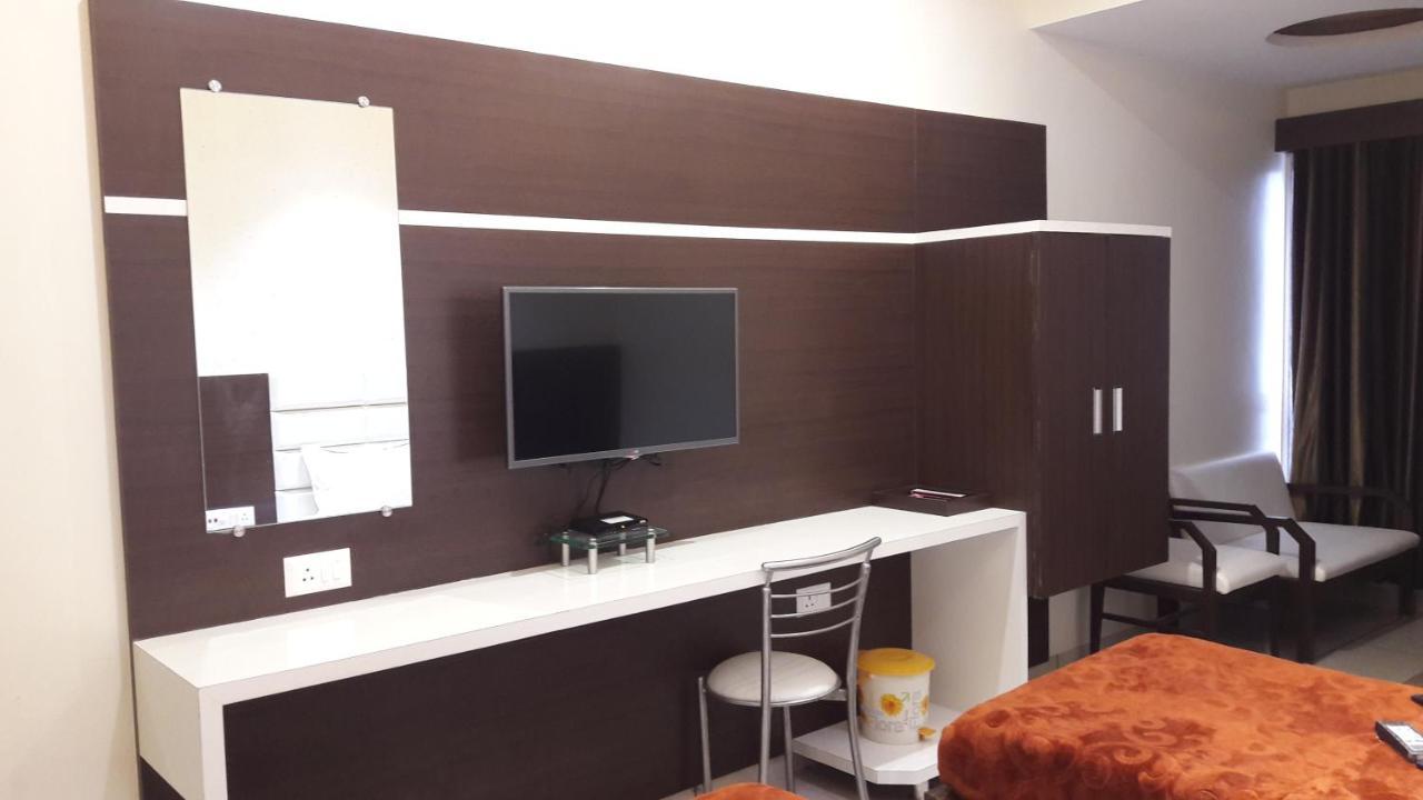 Hotel Zenith スーラト エクステリア 写真